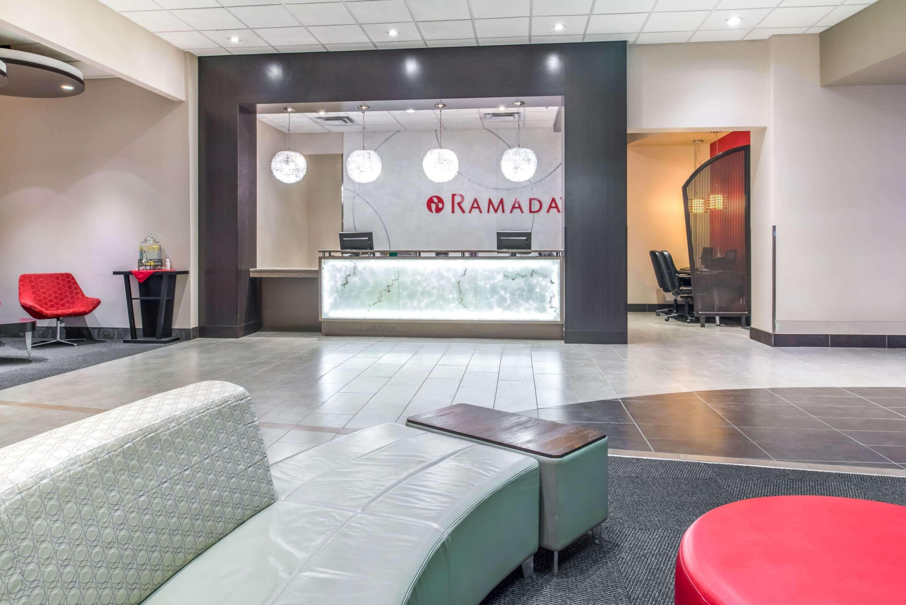 Hotel Ramada By Wyndham Saskatoon Exterior foto