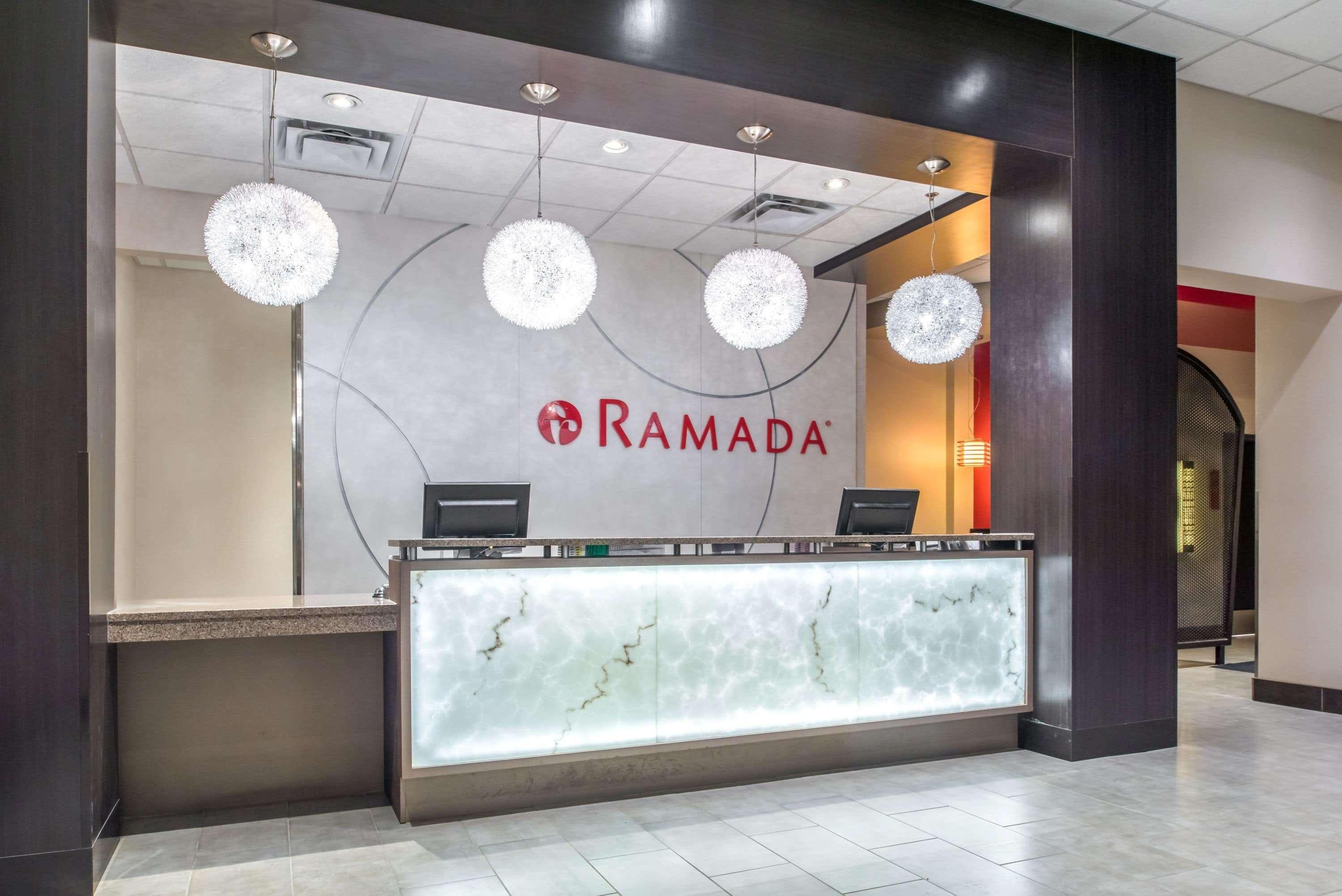 Hotel Ramada By Wyndham Saskatoon Exterior foto